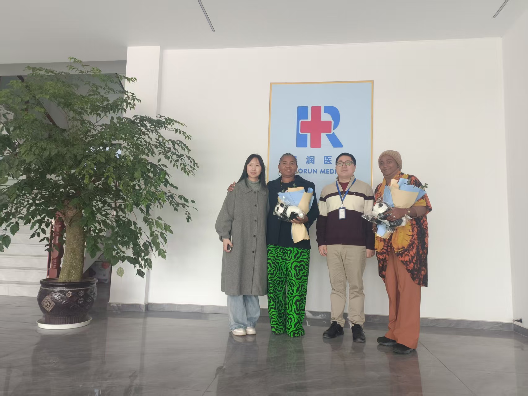 নাইজেরিয়ার স্বাস্থ্য মন্ত্রণালয়ের একটি প্রতিনিধি দল পরিদর্শন ও পর্যালোচনার জন্য হাওরন মেডিকেল প্রোডাক্টস কোং লিমিটেড পরিদর্শন করেছে।