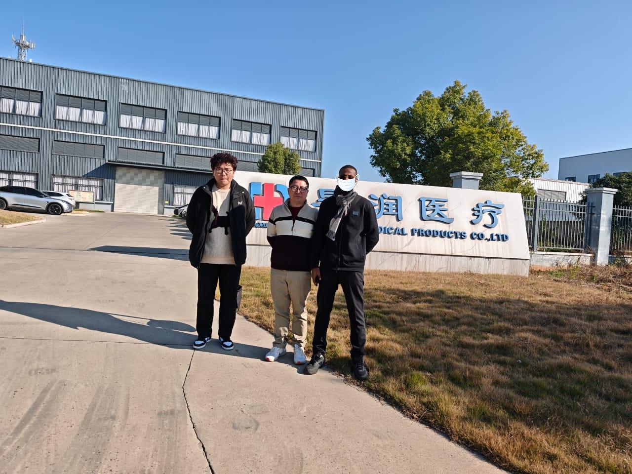 আফ্রিকার ক্লায়েন্ট 15 ডিসেম্বর, 2025-এ আমাদের কারখানা পরিদর্শন করে: গভীরভাবে সহযোগিতার সম্ভাবনা বৃদ্ধি করা